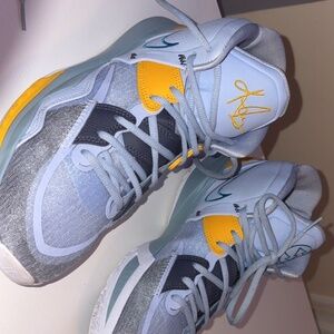 Kyrie 8 Infinity Futures Sz 10 – Barely Used, Great Condition